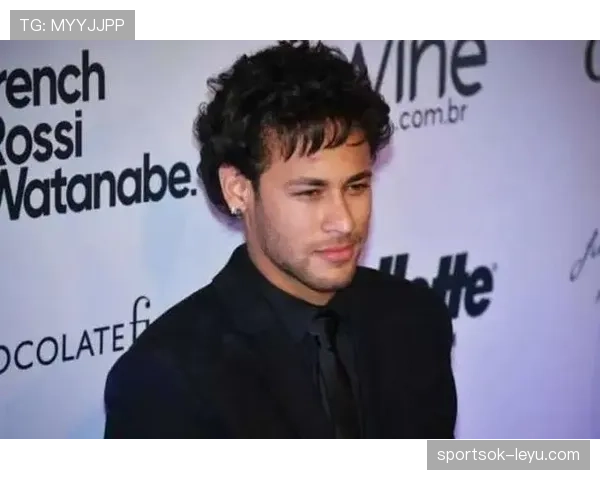 内马尔发型进化大揭秘:从球场到时尚前沿,状态回暖再引关注 内马尔发型进化大揭秘:从球场到时尚前沿,状态回暖再引关注