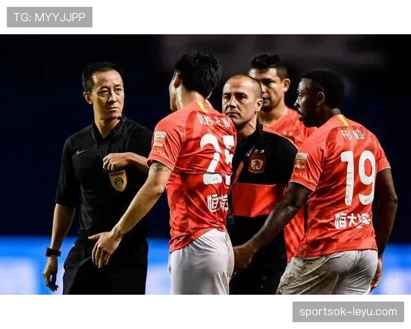 裁判坠球情况下足球比赛规则如何判罚解析