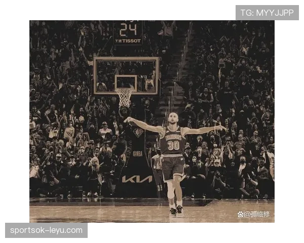 汤普森更积极无球跑动，挡拆配合库里提升三分效率