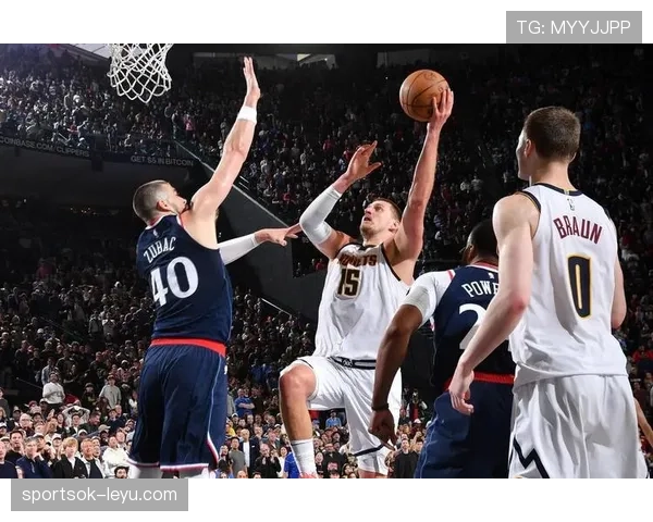 奥拉朱旺低位背打压制约基奇传控